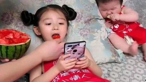 儿子与女儿吃瓜视频,儿子女儿共享甜蜜时光