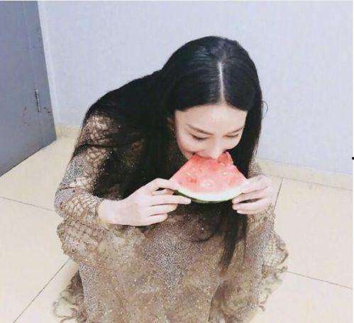 带你吃瓜穿女装视频,揭秘网络红人幕后故事