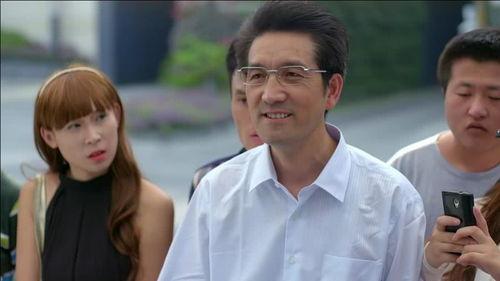 帅哥吃瓜摔倒的视频,帅哥吃瓜不慎摔倒，瞬间成为网络笑谈